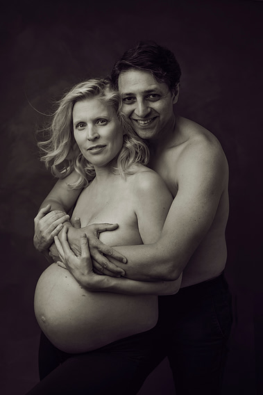 Photographie de maternité à Genève | Séance photo de maternité en noir et blanc, peau contre peau, où le couple exprime son amour l'un pour l'autre et pour leur futur bébé | Photographie de grossesse à Genève. Séance photo de maternité en couple.