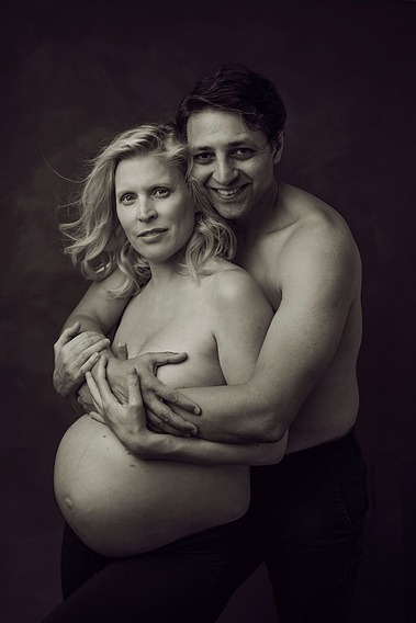 Geneva Motherhood Photography | Skin-to-skin black and white Maternity portrait photoshoot where The Couple show their Love for each other and their future Baby | Photographie de grossesse Genève. Séance photo maternité montrant le couple, peau-a-peau.