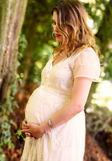 Geneva Professional Fine-Art Motherhood Photography | Maternity Portrait photoshoot shot outside, by a river, in nature | Pregnancy is a miracle worth remembering | 
Photographe grossesse à Genève.