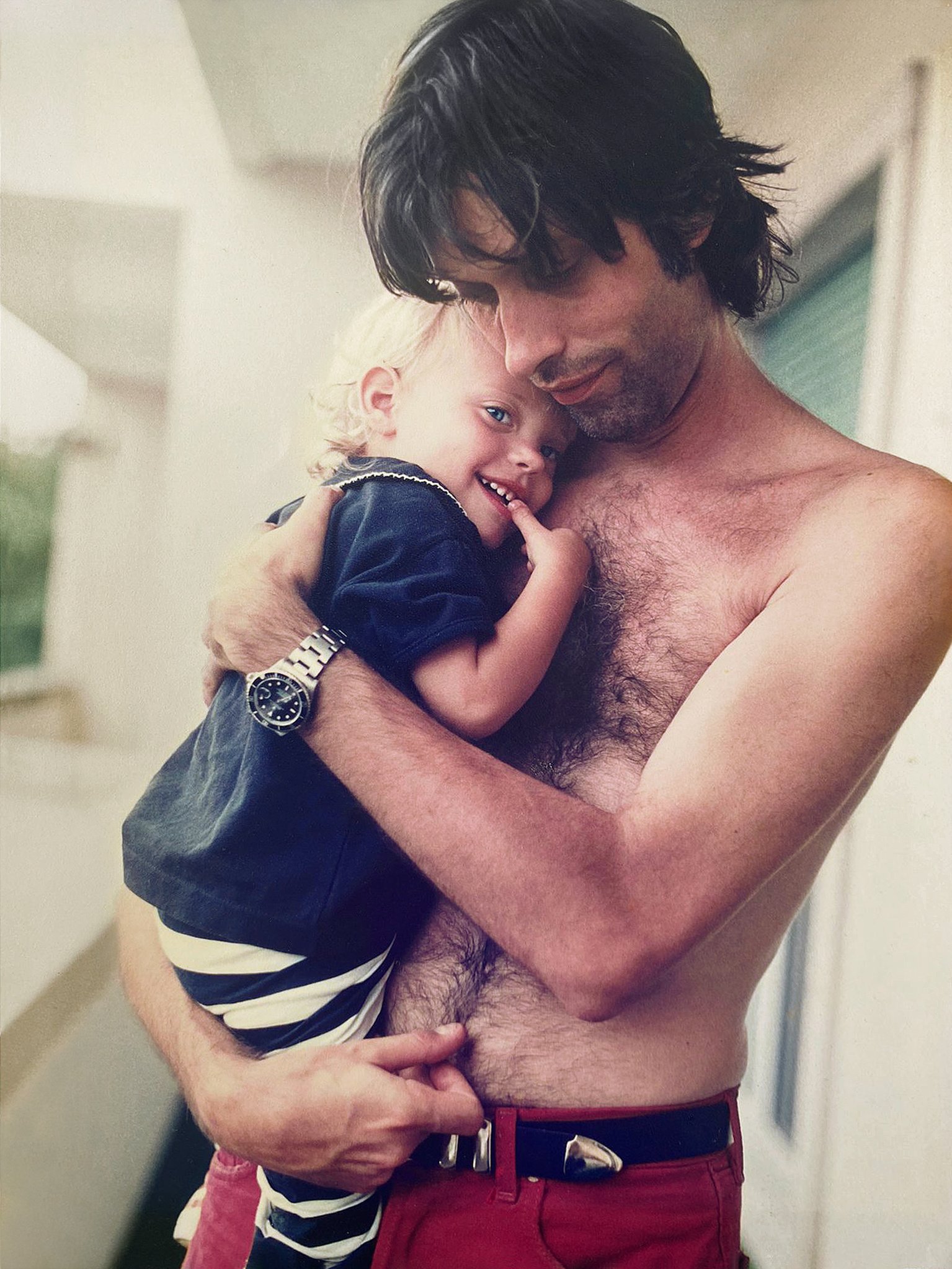 Family photographer Geneva. Yves holds Anais who was about 15 months old, in his arms for a portrait on our balcony in Eaux-Vives. Father-daughter-portrait.
Photographe de famille Genève. Yves tient Anaïs qui avait 15 mois, dans ses bras pour un portrait.