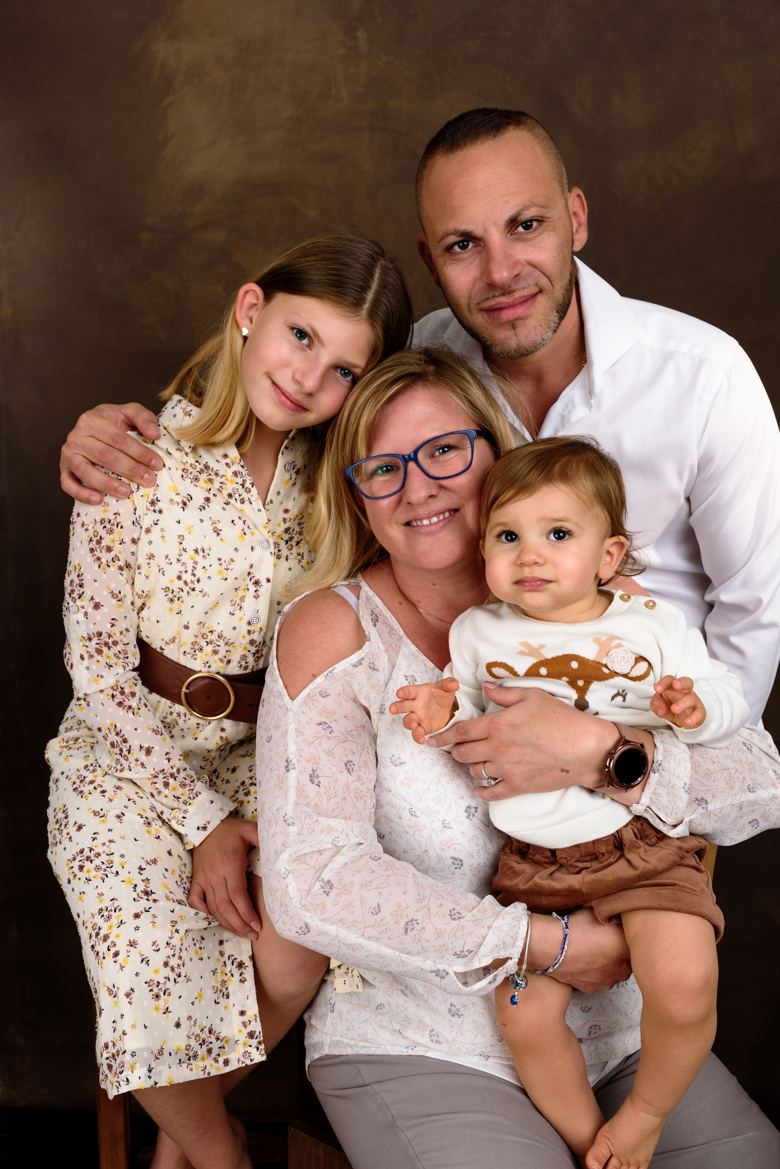 Family portrait with all members together.
This portrait has been enlarged to 60x40cm for the client and is absolutely beautiful. Geneva portrait photographer.
Portrait de famille qui a été tiré grand au 60x40cm par la famille.