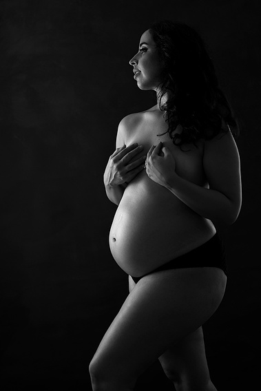 Geneva Motherhood Photography | Black and white Nude studio Maternity portrait using light and shade to show life s most beautiful transition | Professional Fine-Art Maternity Photoshoot in Chêne-Bougeries, Switzerland  Photo professionnelle de grossesse