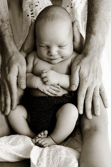 Best baby photographer. Relaxed black and white newborn portrait photographed together with his parents.
home newborn photo session, geneva. Photographe nouveau ne, geneve.