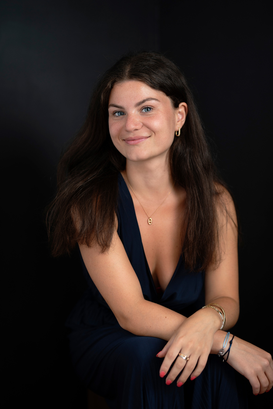 Gift a memorable Portrait session in Chêne-Bougeries. Includes a professional studio photo session and 2 retouched digital negatives. Offrez une séance de portrait en studio à Chêne-Bougeries, avec 2 négatifs numériques magnifiquement retouchés.