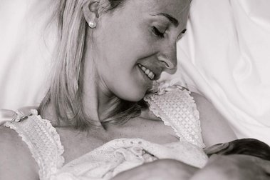 My cliente a été ravie avec les resultats de ses photos de grossesse et les photos de reportage que j'ai fait après la naissance de son bébé.