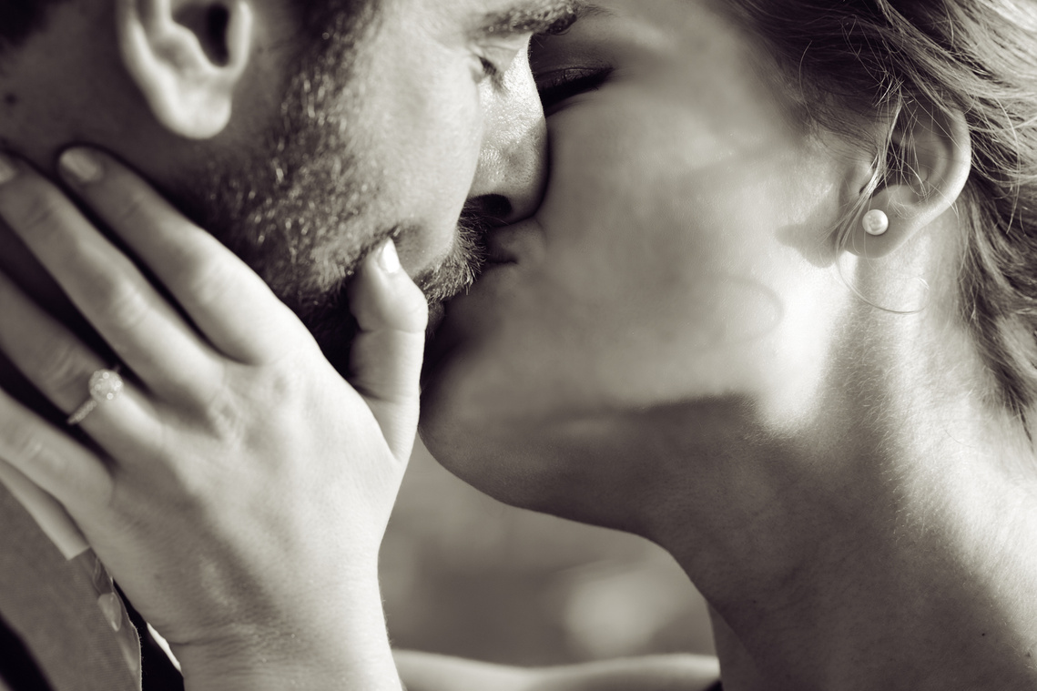 Professional photo of a young couple madly in-love, who just got engaged, kissing.
Photo professionnelle d'un jeune couple follement amoureux, qui vient de se fiancer, s'embrassant.