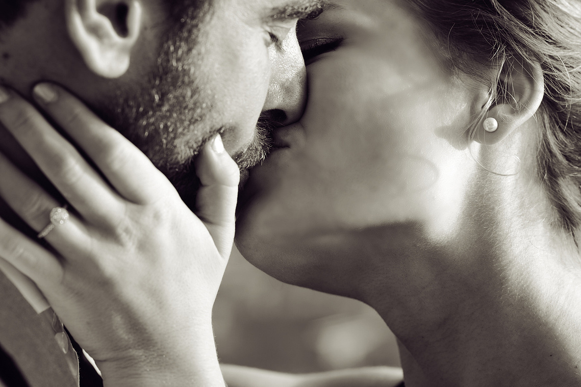 Professional photo of a young couple madly in-love, who just got engaged, kissing.
Photo professionnelle d'un jeune couple follement amoureux, qui vient de se fiancer, s'embrassant.