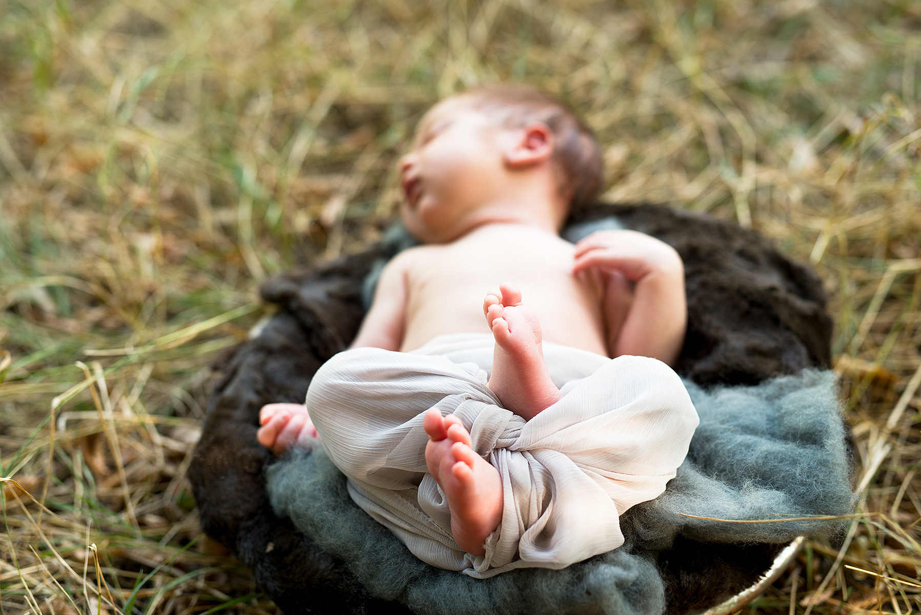 Professional photograph of a newborn baby resembling Moses in the Bullrushes, sleeping in a basket, beside the river Seymaz.
Family and Newborn photographer, Chene-Bougeries.