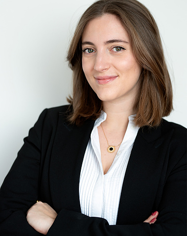 Headshot of Molly Penet, working in the banking sector in Geneva. Words of thanks from Molly for this  portrait which shows her inner confidence and hard-working spirit. Review of Helen Putsman's headshots in Geneva.