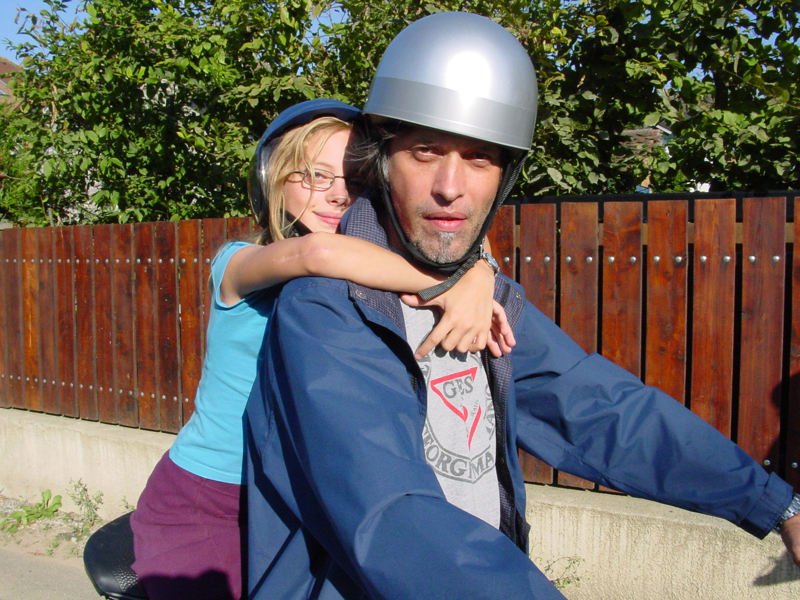 Anais hugs her father on the back of his vintage Triumph motorbike in Filly, Sciez.
Family photo-shoot, Sciez, near Geneva.
Anaïs embrasse son père à l'arrière de sa moto Triumph vintage à Filly. Séance photo de famille, Filly, Sciez.
