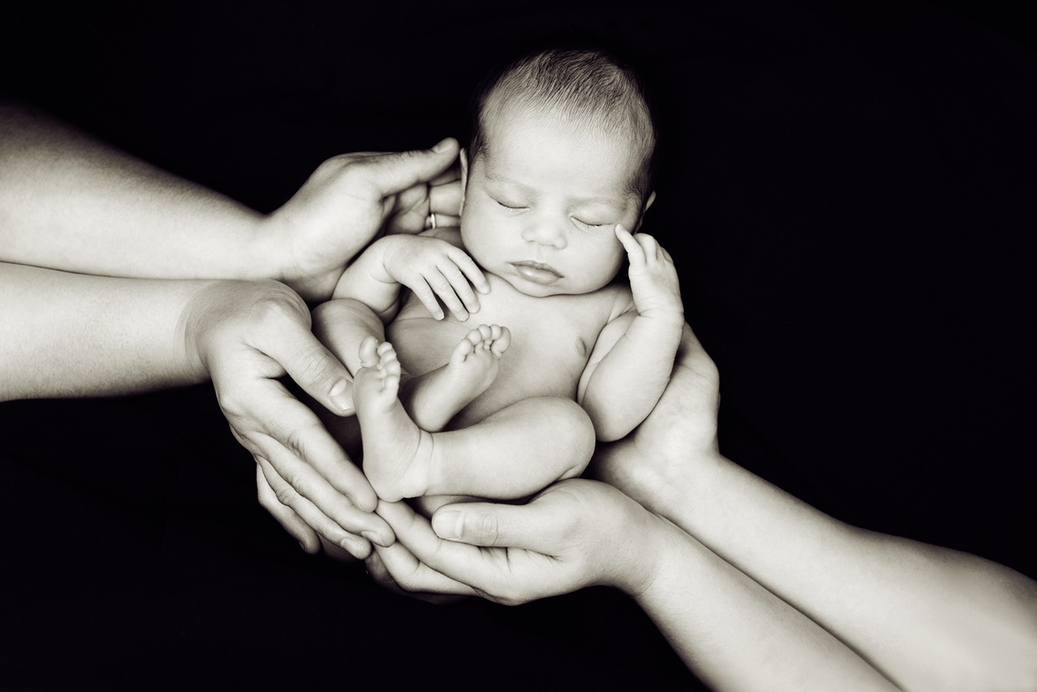 Ici, vous pouvez trouver différents forfaits de photographie de nouveau-né et de maternité à Genève.
Photographie de grossesse et de nouveau-ne en couleur et noir et blanc.
Helen Putsman est une photographe avec son studio à Chene-Bougeries.