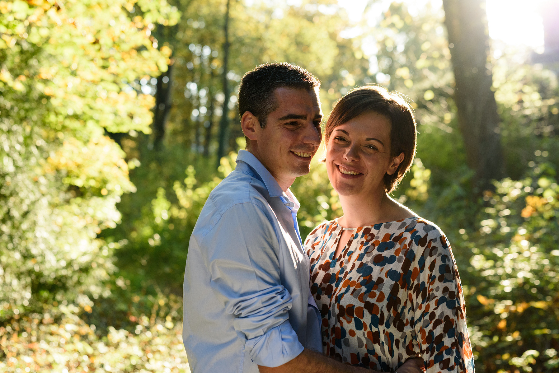 Portrait of young parents taken during a family portrait shot in nature, Chêne-Bougeries, Geneva.