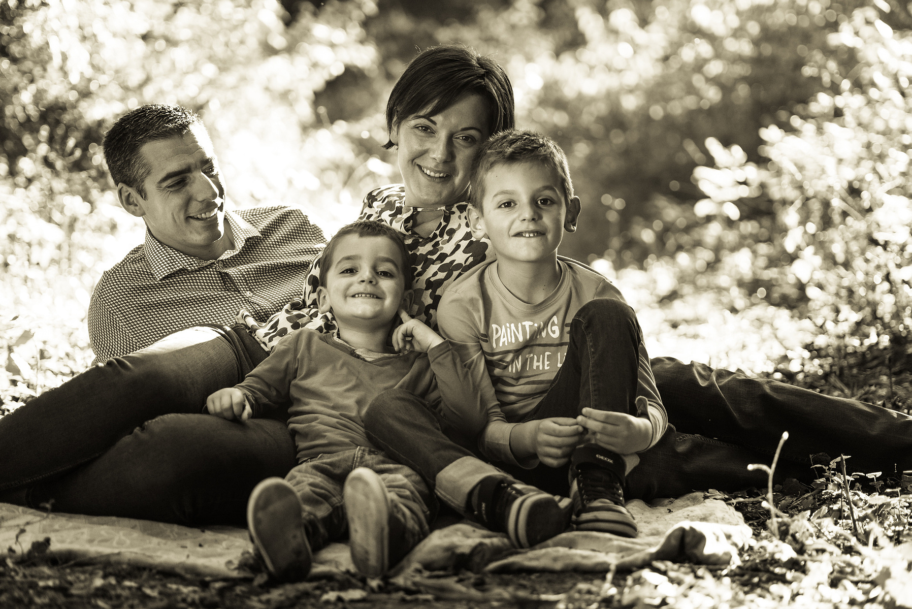 family portrait shot in the natural surrounding of the Seymaz behind by home studio in Chêne-Bougeries, Geneva.
