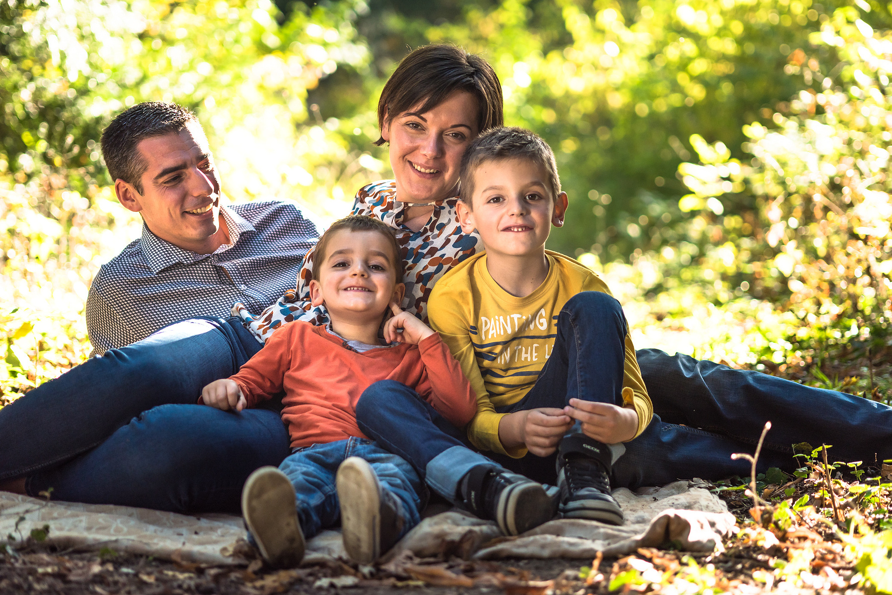 family portrait shot in the natural surrounding of the Seymaz behind by home studio in Chêne-Bougeries, Geneva.