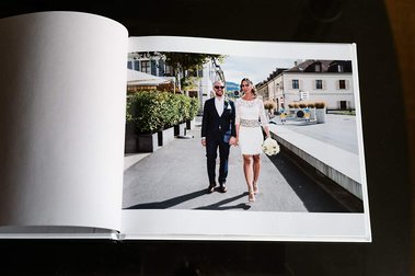Photos albums offerts par photographe, Helen Putsman, photographe de portrait à Genève.