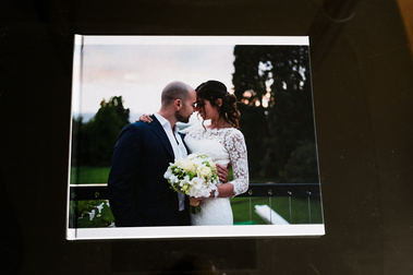 Photos imprimés dans les albums, présentes par photographe, Helen Putsman, portraitiste, spécialisée dans les familles, basée à Genève. Trouvez les forfaits pour la photographie de votre famille sur cette page.