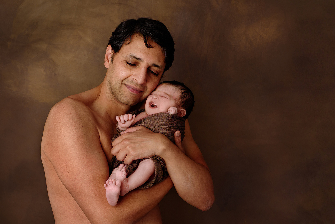 Newborn photography packages include digitals by experienced portrait photographer, Geneva. Studio portraits of newborns with their families. Special digital packages for newborn photos, Geneva.