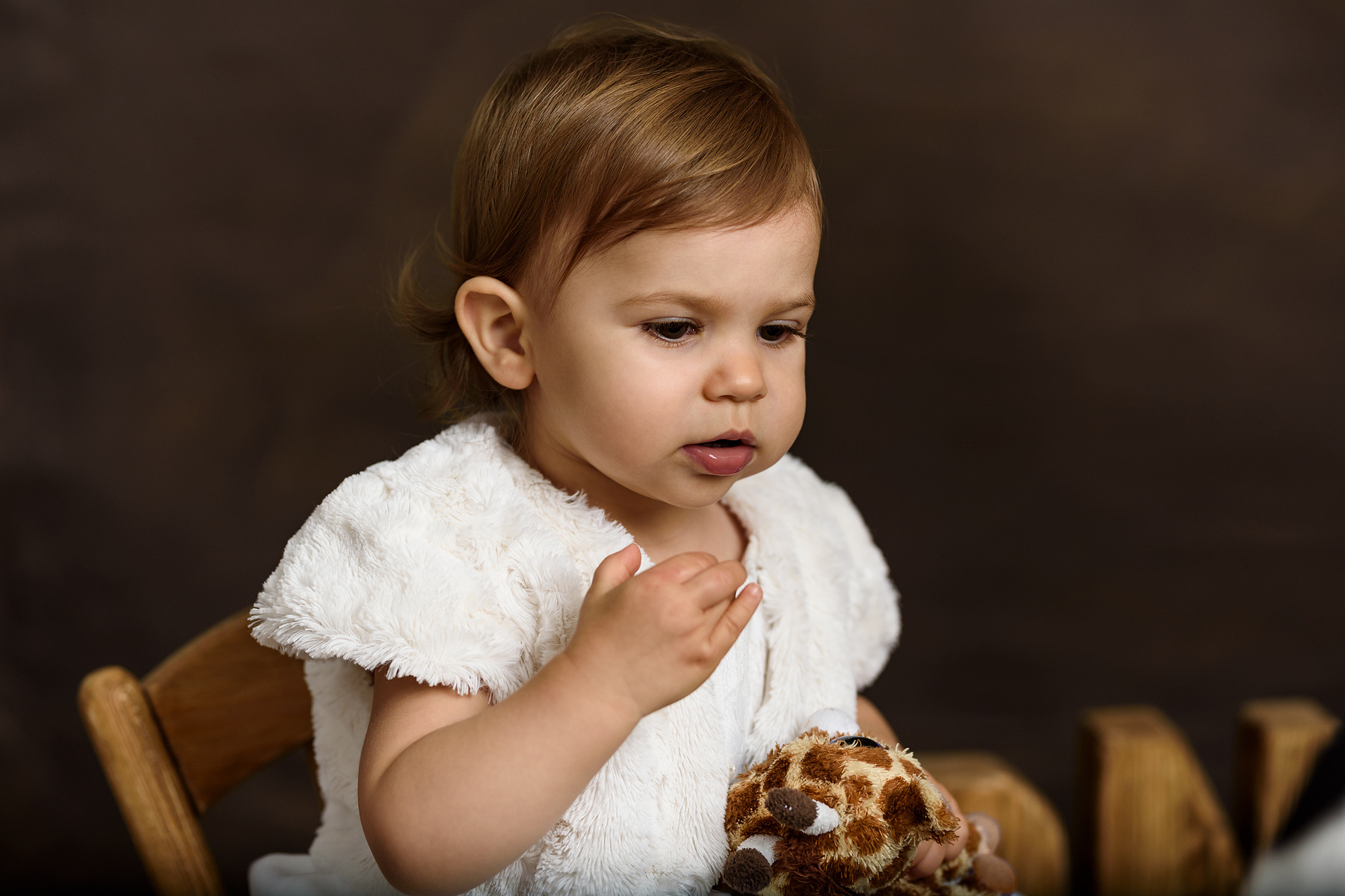 Photo shoot for 1st milestone of baby Lisa (1 year old) shown here, she tasting chocolate for the very first time.
Séance photo pour la 1ère étape de bébé Lisa (1 an) montrée ici, elle déguste du chocolat pour la toute première fois.