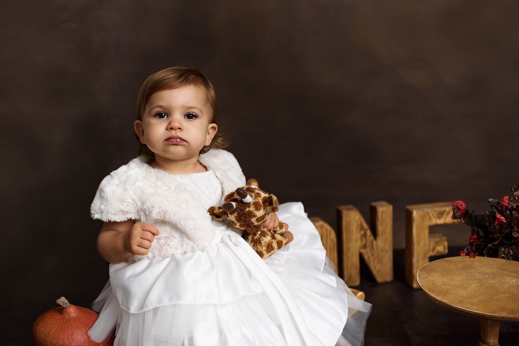 Baby Lisa celebrates her 1st milestone, (1 year old) with a photoshoot, the letters one in wooden blocks shown in the photo. Family photographer, Geneva.
Bébé Lisa fête ses 1er anniversaires, (1 an) avec une séance photo. Photographe de famille, Genève.