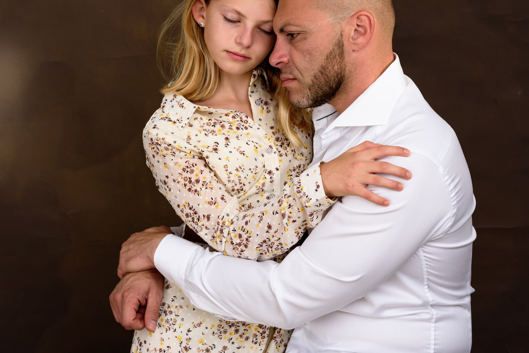 Portrait of Lisa's father with Alessia, her big sister. I love to shoot combinations for family portraits. I know they will be cherished by both the parents and the respective children. Portrait de père et fille en studio, Genève.