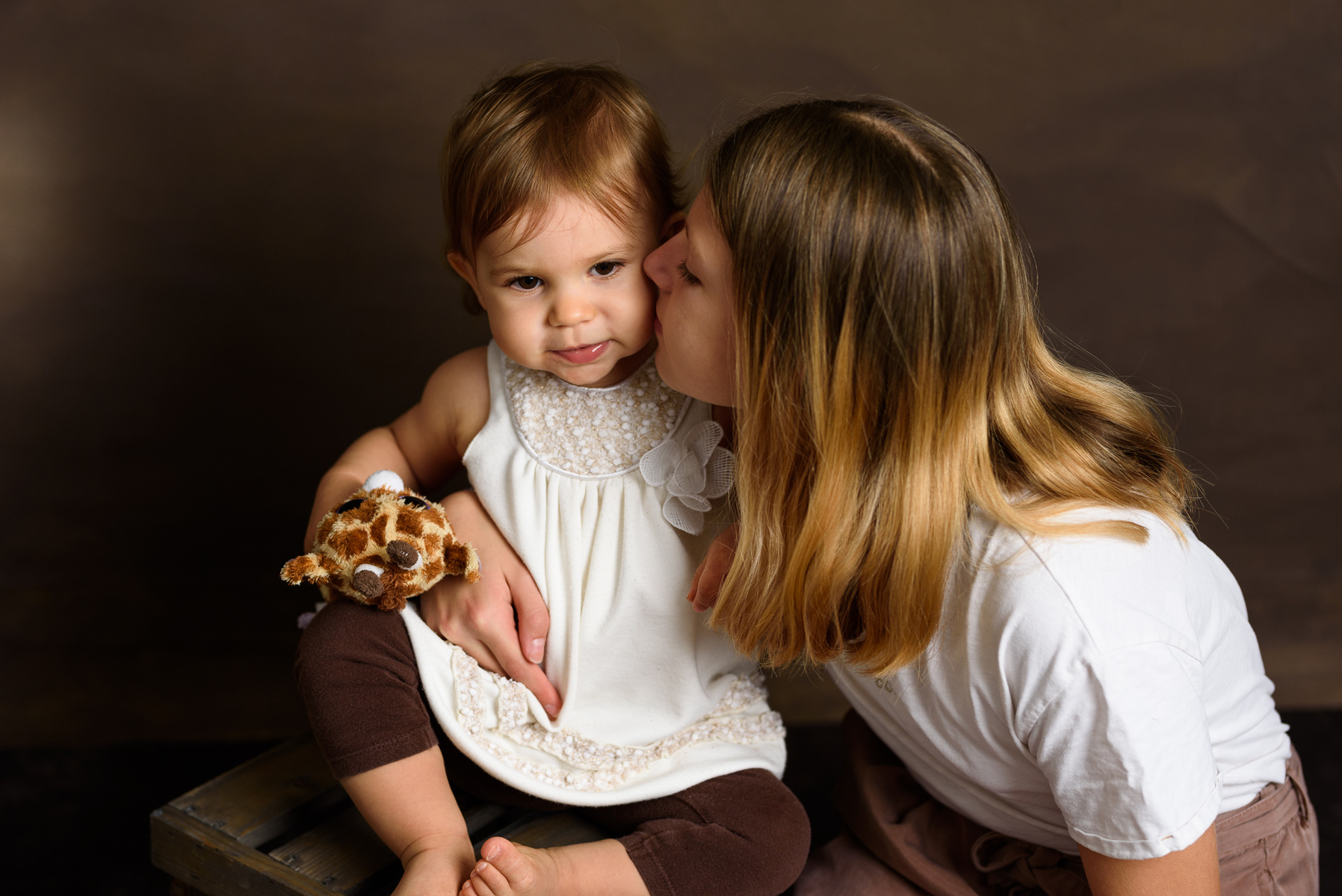 1st milestone for baby Lisa (1 year old) was celebrated with a photo shoot shown here with her older sister.
La 1re étape importante pour bébé Lisa (1 an) a été célébrée avec une séance photo  montré ici avec sa soeur.