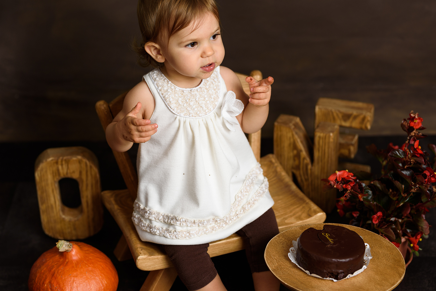 1st milestone for baby Lisa (1 year old) was celebrated with a photo shoot including a cake smash, followed by a family portrait.
La 1re étape importante pour bébé Lisa (1 an) a été célébrée avec une séance photo  suivie d'un portrait de famille à Genève.