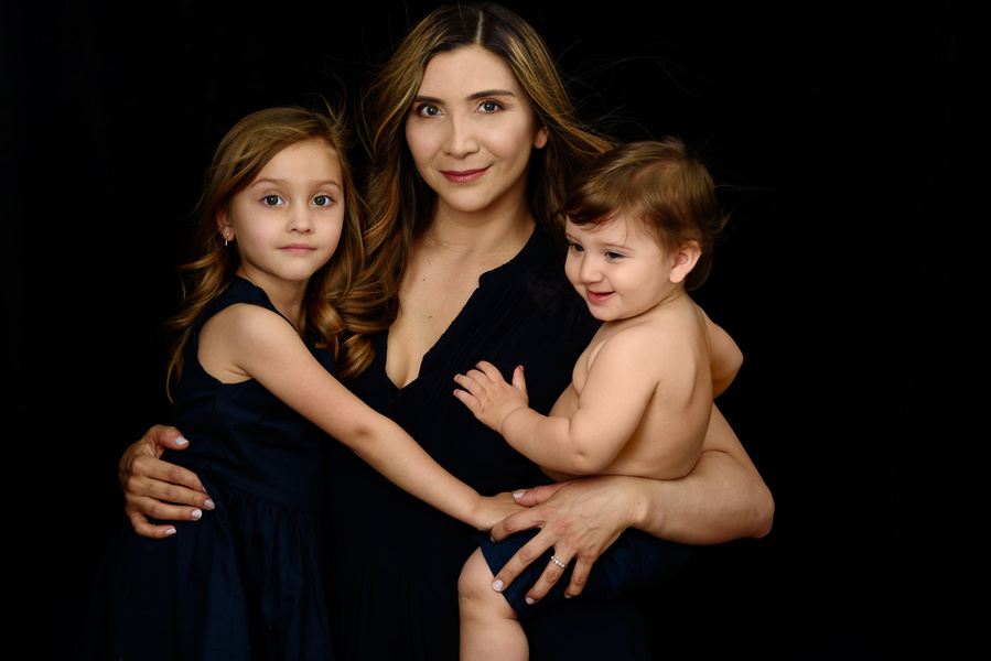 Capture the love and laughter of your unique bond! Book your 'Mummy and Me Portrait Session' today and create timeless heirloom memories together in Chêne-Bougeries! Réservez votre « Séance Portrait Maman et Moi » et créez ensemble des souvenirs.