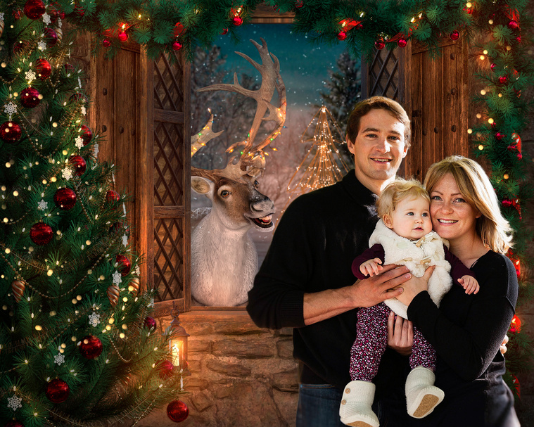 Families! Don't Miss Out on Our Limited Winter Wonderland Portrait Sessions. Christmas portrait taken in my studio, later composited onto a smiling reindeer for your Christmas card.
Portrait de votre famille pour votre carte de Noël.  
