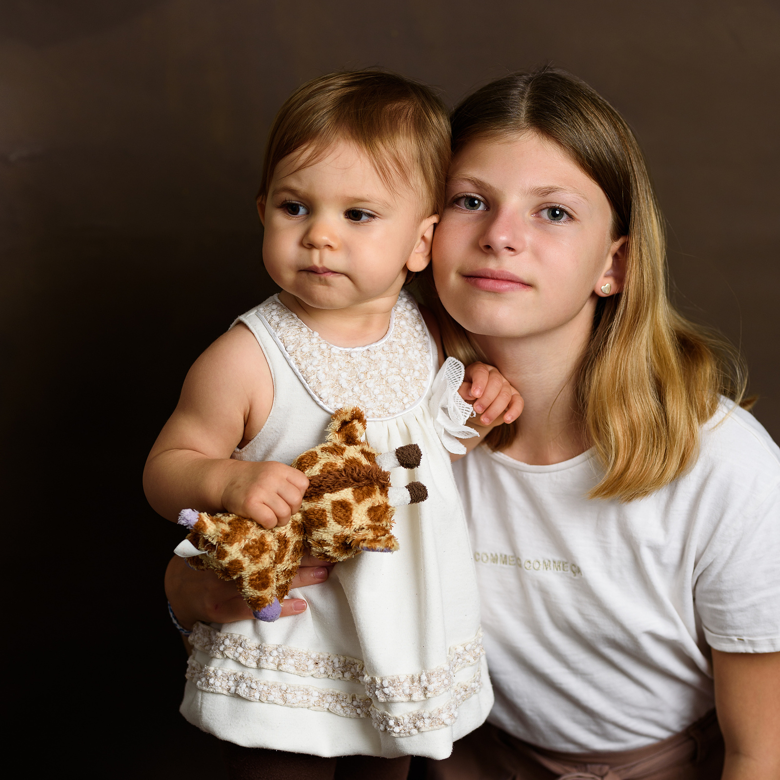 1st milestone for baby Lisa (1 year old) was celebrated with a photo shoot shown here with her older sister.
La 1re étape importante pour bébé Lisa (1 an) a été célébrée avec une séance photo  montré ici avec sa soeur.