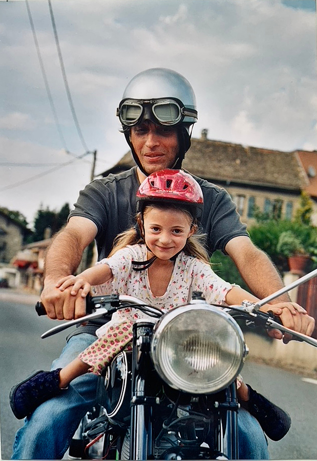 Family photographer, Geneva.
Molly sits on her father's vintage Triumph motorbike for a portrait with him, taken in Filly, Sciez.
Molly est assise sur la moto Triumph vintage de son père pour un portrait avec lui, pris à Filly, Sciez.