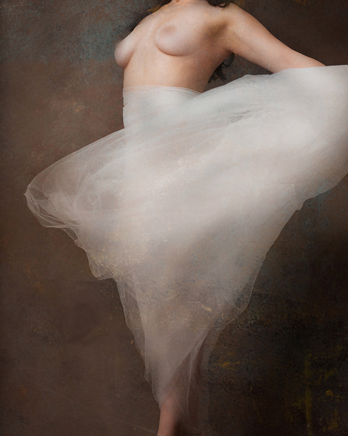 Natalia would never have thought about doing a semi-nude photo before this shoot. But when the team of photographer, model and makeup artist gel, you can make beautiful original images like this. 