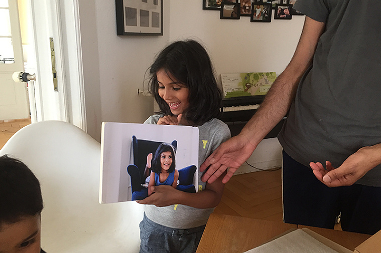 The delight displayed by this family when I delivered their prints in the form of Photoblocks was very gratifying for a family photographer in Geneva. Prints reinforce the portraits in our memories. child photographer geneva, photographer chene-bougeries