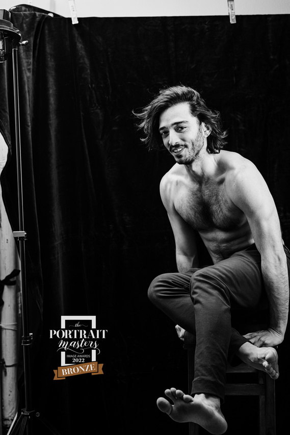 2022 Bronze Image Award for this Portrait of Oscar Hausman, my nephew. Shot in my studio in black and white.
2022 Bronze Image Award pour ce portrait d'Oscar Hausman, mon neveu. Tourné dans mon studio en noir et blanc.