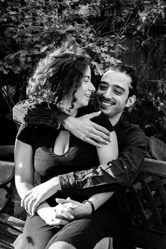 This couple just got married. These relaxed photos were taken the day after their wedding in London.
Ce couple vient de se marier. Ces photos décontractées ont été prises le lendemain de leur mariage à Londres.