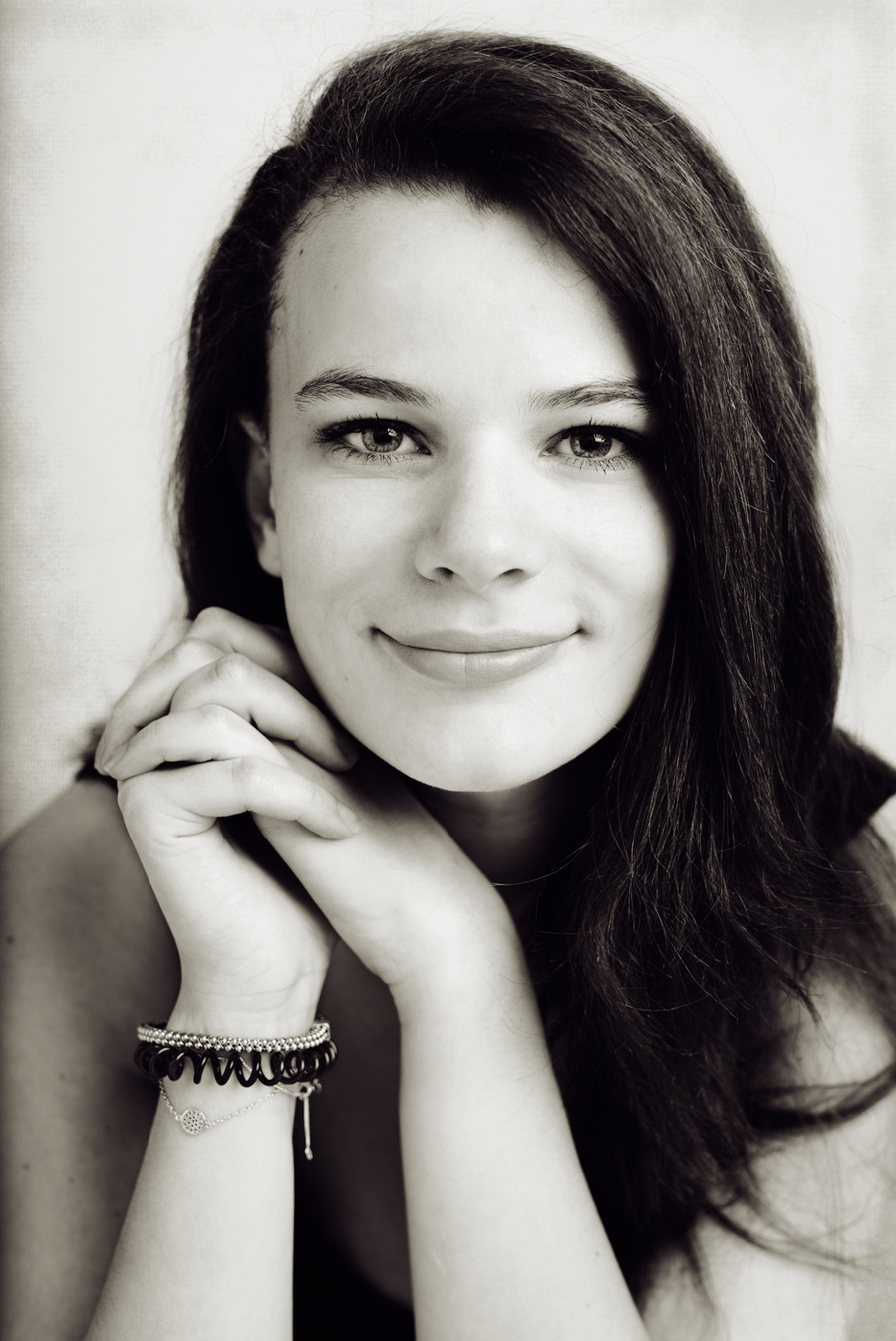 Gift a memorable Portrait session in Chêne-Bougeries. Includes a professional studio photo session and 2 retouched digital negatives. Offrez une séance de portrait en studio à Chêne-Bougeries, avec 2 négatifs numériques magnifiquement retouchés.