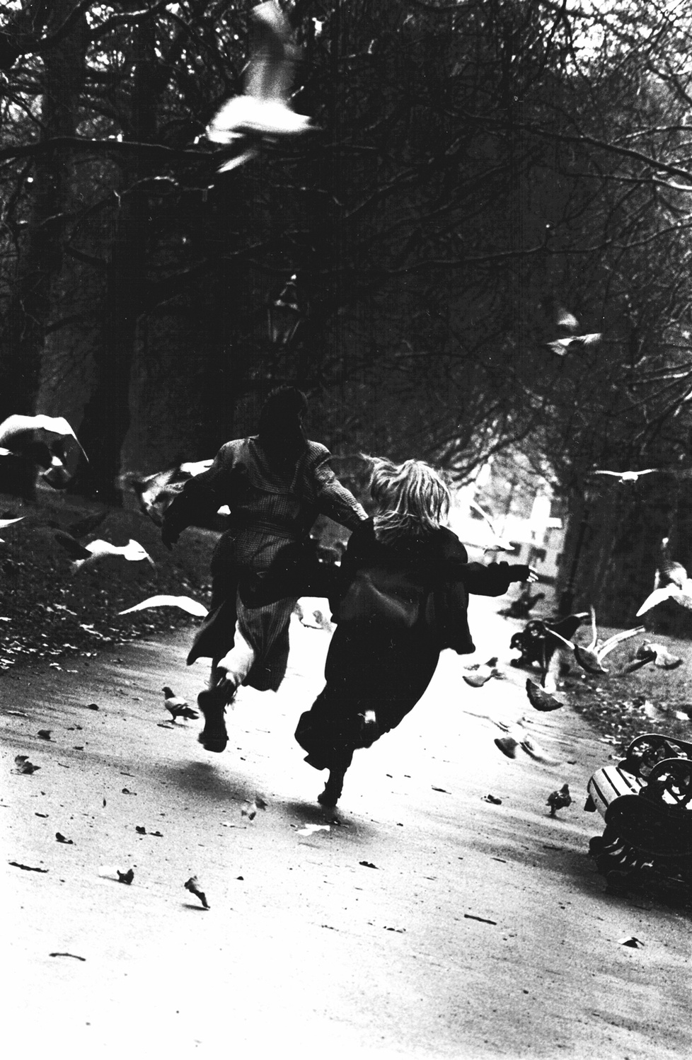 One of a series of black and white photos of real couples. Sara Keogh and her boyfriend running in St. James Park, London.
Une d'une série de photos en noir et blanc de vrais couples. Sara Keogh et son petit ami courent à St. James Park, Londres.