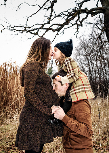Geneva Location  Motherhood photography | Maternity portrait of the family embracing each other, shot in the countryside in Choulex  | Professionnelle photo de grossesse,  tourné à la compagne  sur un fond automnal, Choulex, Genève |