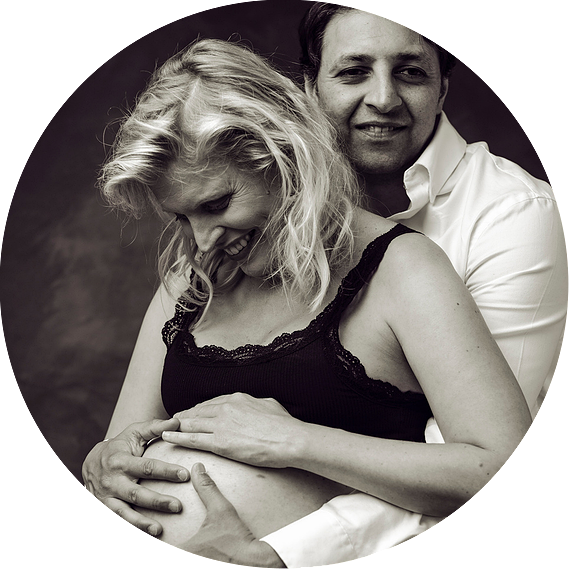 En tant que photographe maternité à Photographe maternité à Chêne-Bougeries Genève, je crée des portraits de grossesse artistiques qui célèbrent chaque couple dans toute leur beauté lors d'une séance photo grossesse Genève inoubliable.

