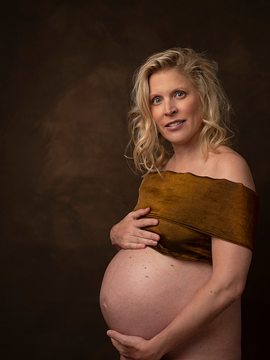 Professional Fine-Art Motherhood Photography | Maternity Portrait Capturing the Radiant Glow of Pregnancy using draped bronze chiffon revealing the belly  | Chêne-Bougeries  |  Photo professionnelle de grossesse, Genève  | 