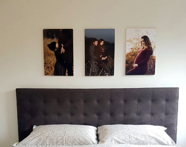 Des photos de famille prises pendant la grossesse, imprimées sur des « Photoblocks » et exposées dans la chambre de la cliente, à la tête de son lit. Vous pouvez ainsi revivre ces moments privilégiés au quotidien.