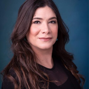 Daniela was very happy with her business headshots as a lawyer in Geneva.
