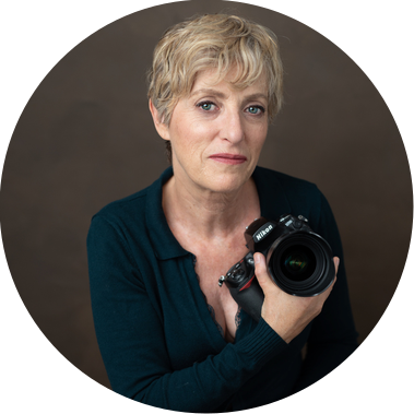 Je suis Helen Putsman, photographe maternité Genève, photographe famille et photographe nouveau-né Genève, basée à Chêne-Bougeries, spécialisée en portraits de maternité artistiques en Suisse.
photographe maternité Genève — photographe famille Genève 