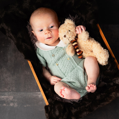 Newborn photo shoot, Geneva
Natural warm tones, home studio. Best baby photographer in Chene-Bougeries. Meilleure photographe de bebe, Geneve.