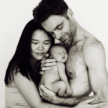 Portrait de famille en noir et blanc avec un nouveau-né réalisé au studio de Chêne-Bougeries, à 15mn du centre de Genève
