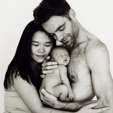 newborn family portrait geneva. Beautiful black and white baby photographer in Geneva. Meilleure photographe de nouveau-ne à Geneve.