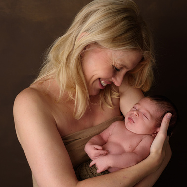 newborn family portrait Chêne-Bougeries studio. Best newborn photographer in Geneva. Stunning portraits of the baby with the mother.