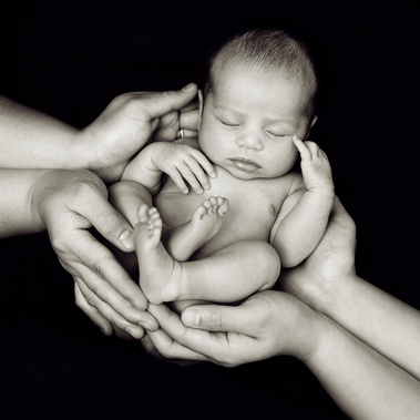 Safe, loved and held. The connection between a newborn and their parents, captured in black and white by Helen Putsman — studio in Chêne-Bougeries, Geneva. | Photographe de nouveau-né à Genève.