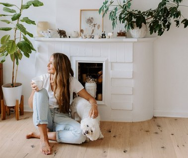 Makeup Artist Liv Lundelius relaxing in her makeup studio with her dog. Animal lover.
Cruelty-free makeup artist