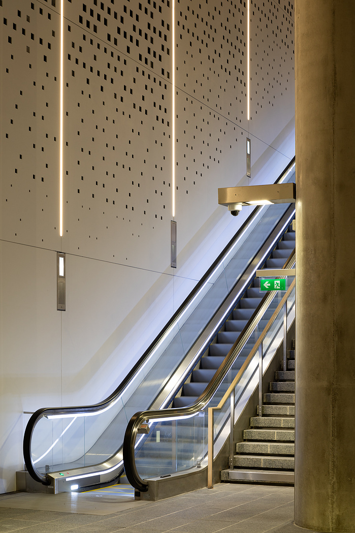 Reportage photographique de la station Oullins du Métro ligne B, à Lyon, pour l’ Atelier Schall Architectes Associés.
Exploitants : Keolis
Maitres d’Ouvrage : Sytral
Bureaux d’études : Groupement Melyes (Egis Rail et Systra)
Oeuvre d’Art : Vincent Broquai