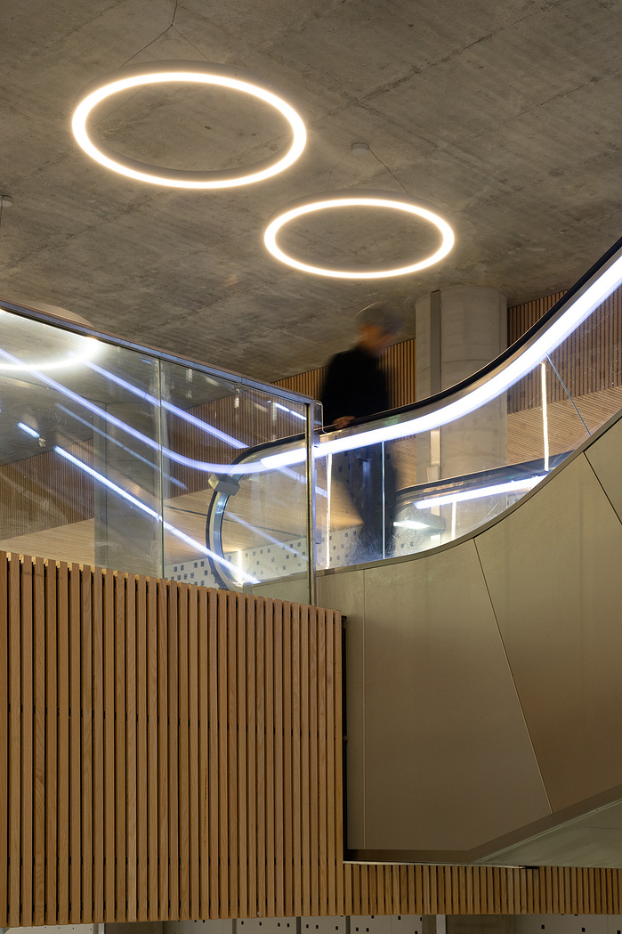 Reportage photographique de la station Oullins du Métro ligne B, à Lyon, pour l’ Atelier Schall Architectes Associés.
Exploitants : Keolis
Maitres d’Ouvrage : Sytral
Bureaux d’études : Groupement Melyes (Egis Rail et Systra)
Oeuvre d’Art : Vincent Broquai